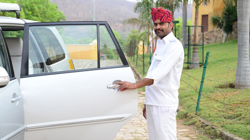 toyota-innova1-car-hire-in-jaipur